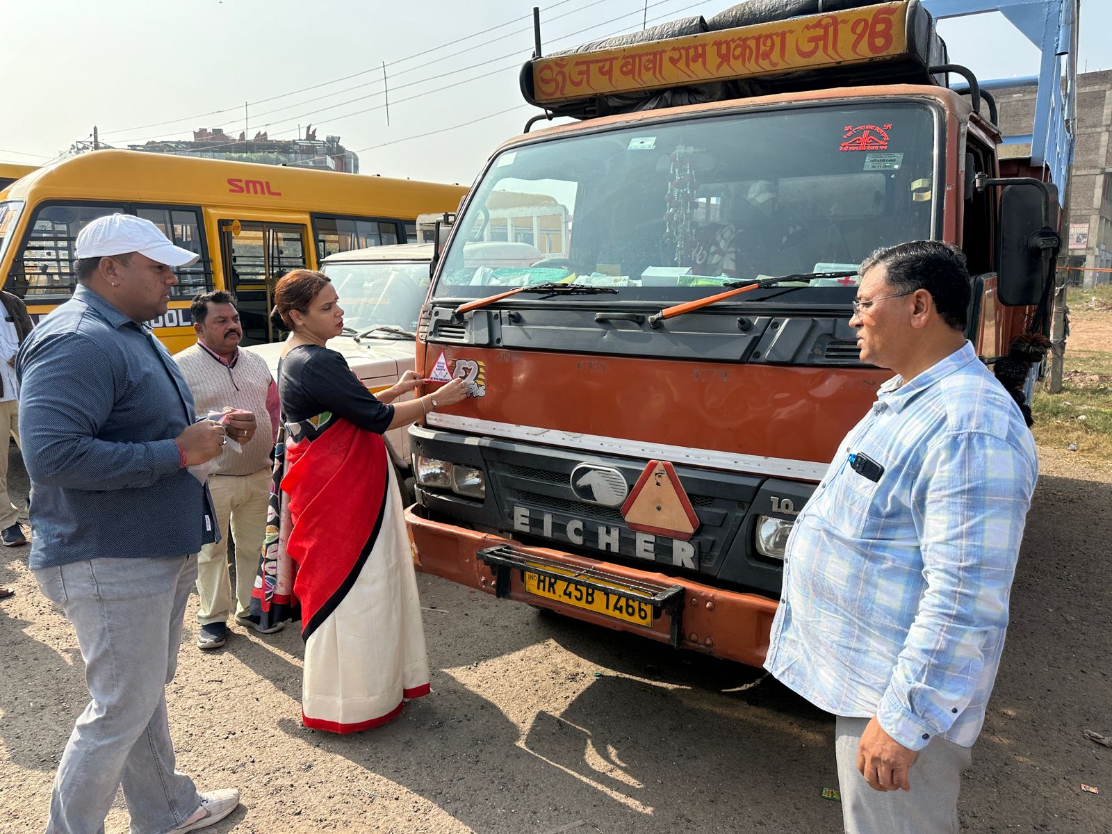 सड़क हादसों पर रोक लगाने के लिए वाहनों पर लगाए रिफ्लेक्टर टेप